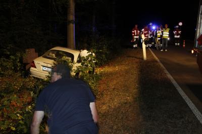 Tiefenbronn: Pkw kommt von der Fahrbahn ab und landet im Wald